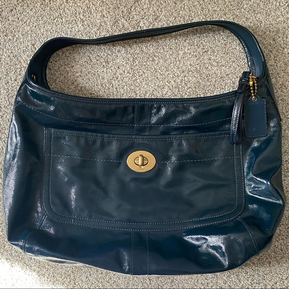 Coach shoulder bag in navy patent leather